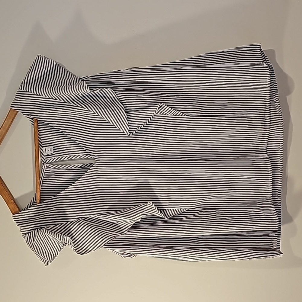 EUC OLD NAVY Sleevless Top with Ruffle Cap Shoulders, Blue & White, XL